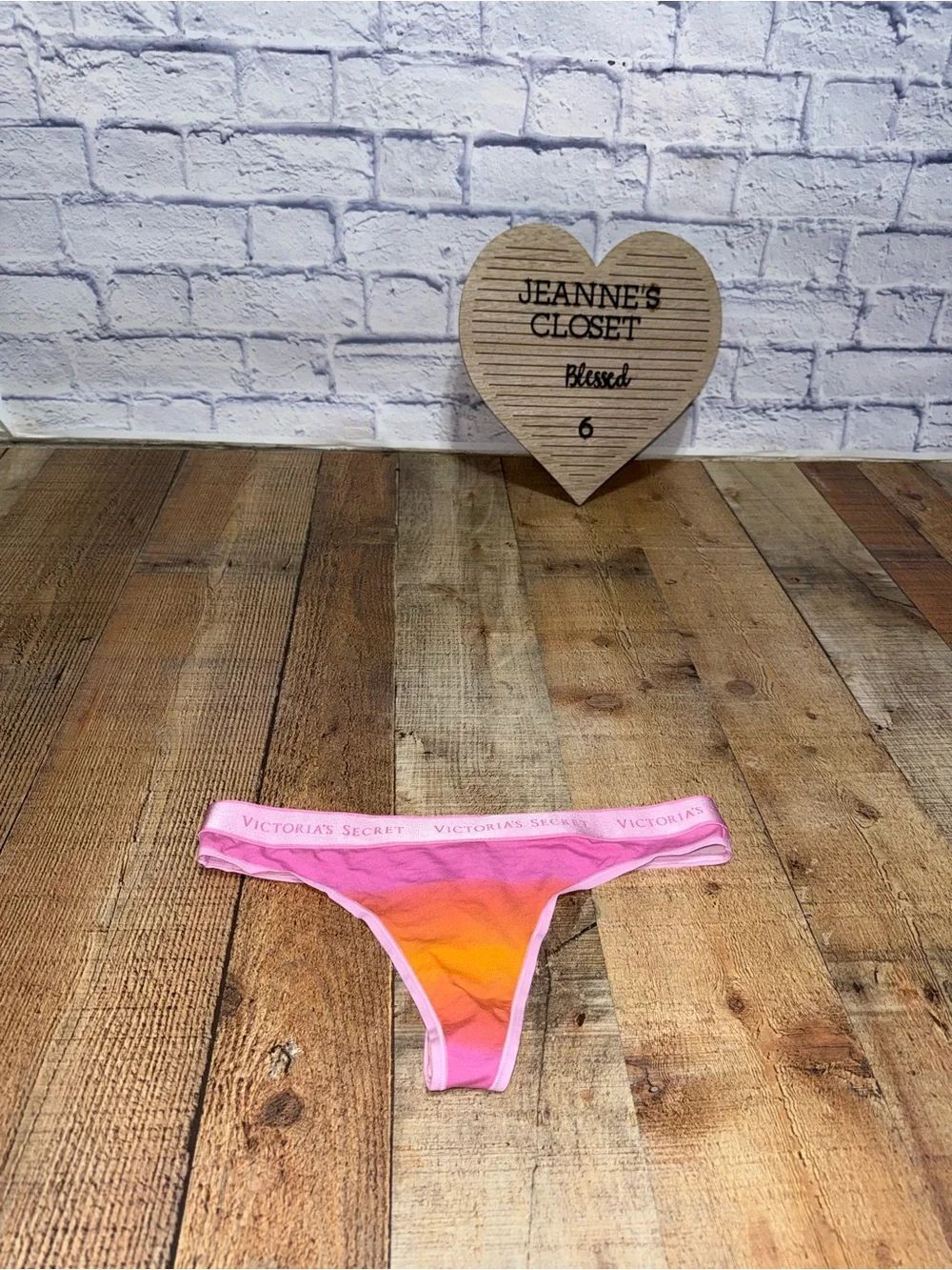 Victoria’s Secret COTTON
Logo Cotton Thong Panty nwt